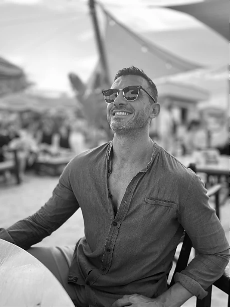 Nicola Nic Donati all'aperto, con occhiali da sole, seduto in un contesto quotidiano di tempo libero