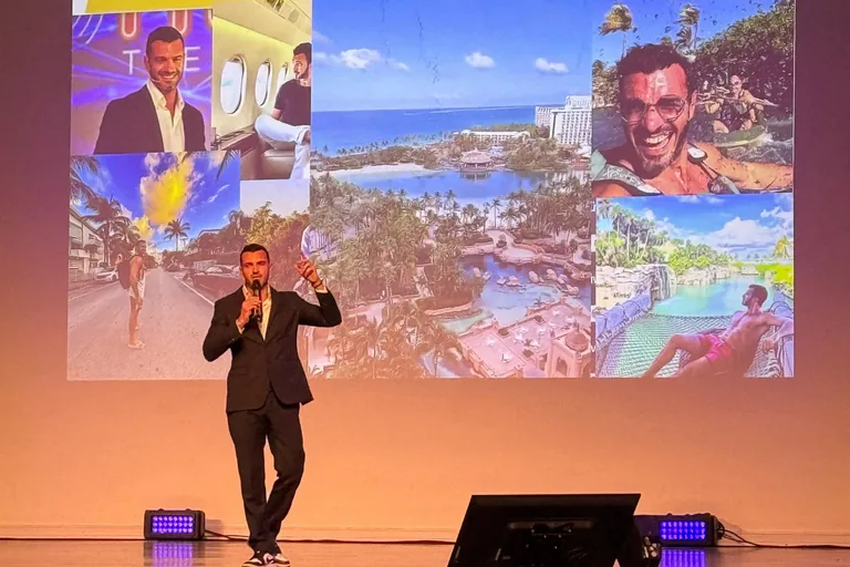 Nicola Nic Donati in riunione con il team Genesis, mentre illustra una strategia su schermo